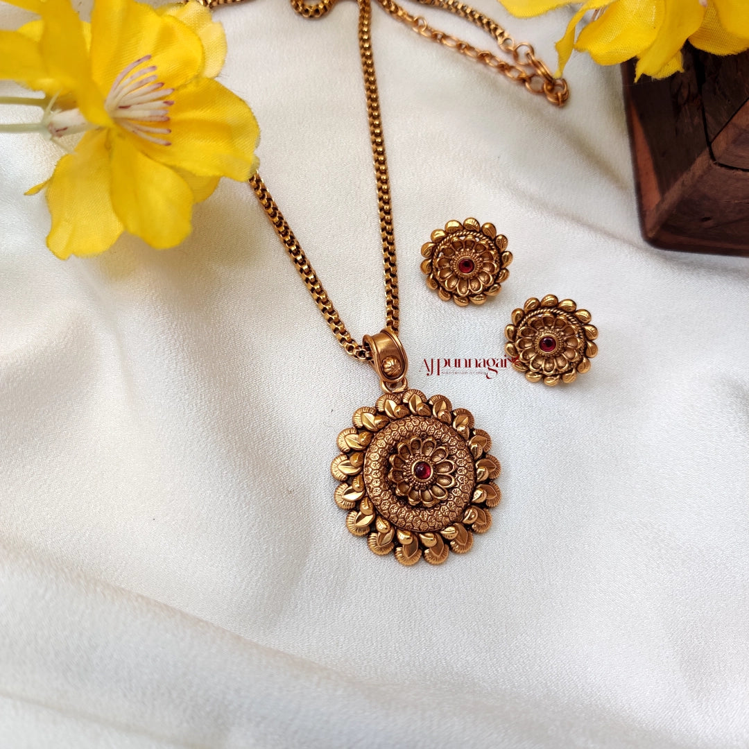 Graceful Floral style crafted Pendant Chain