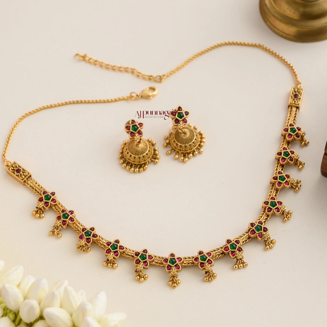 Dazzling Floral Design Kemp Stone Necklace - Multi