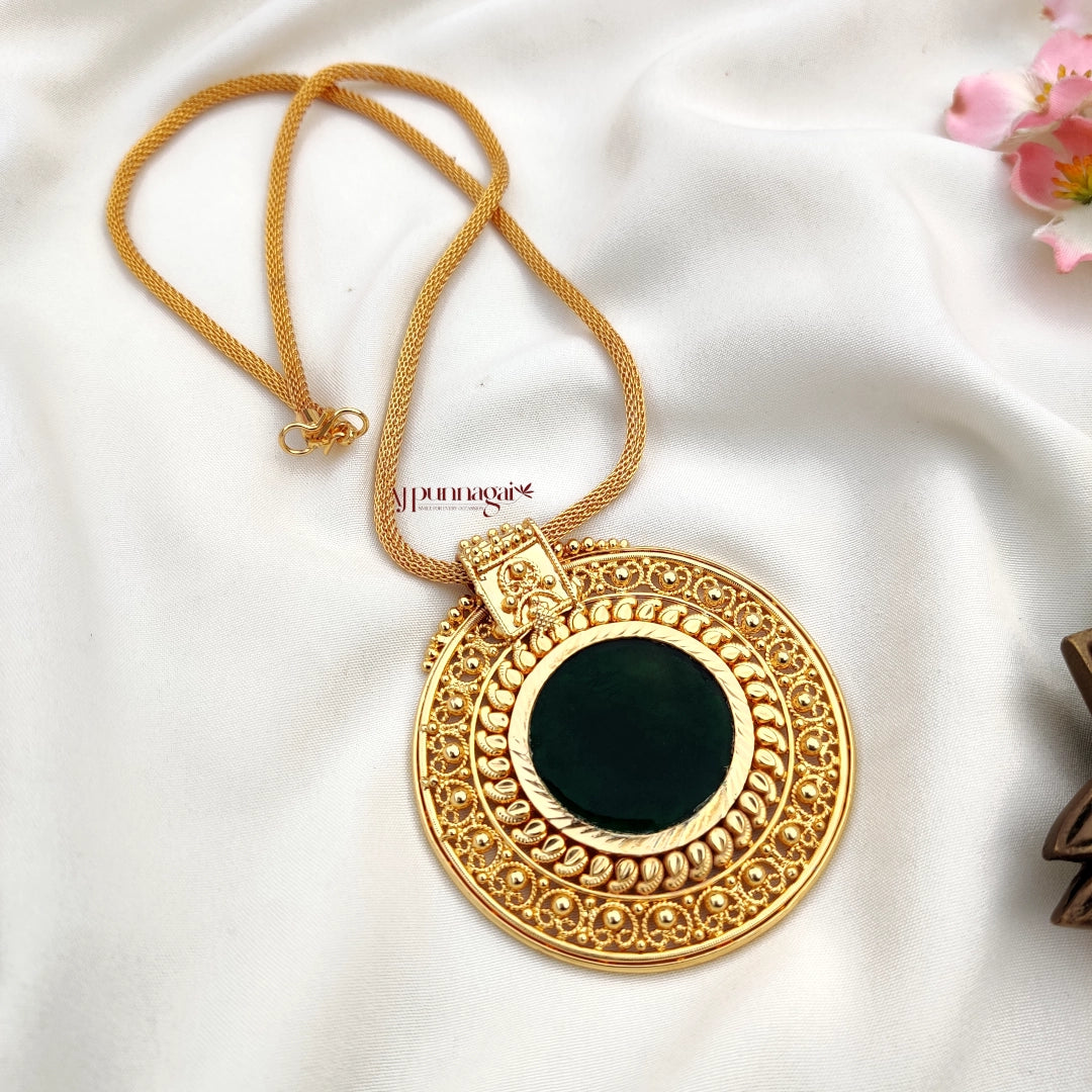 Elegant Gold look round Pendant chain
