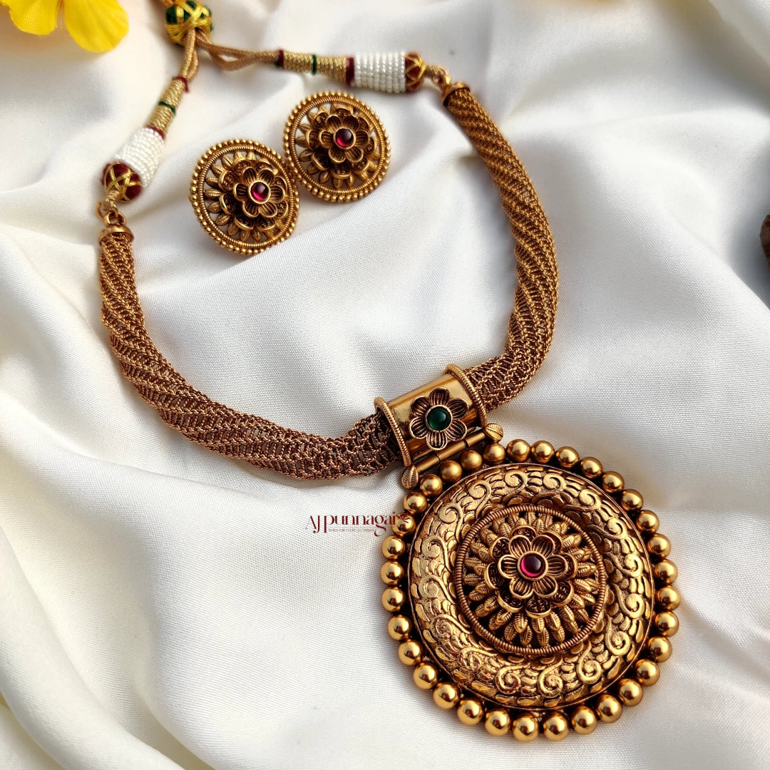 Stylish Round Pendant Meshy Necklace - Multi