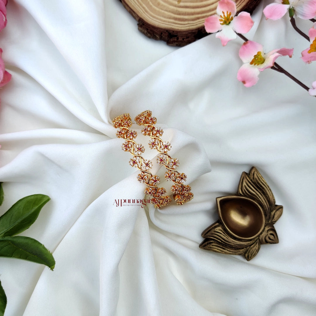 Eloquent Flower Design Bangle - white and Pink